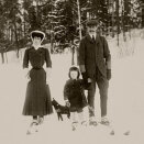 Kong Haakon, Dronning Maud og Kronprins Olav på ski, Bygdø Kongsgård 1907. Foto: A.B. Wilse, De kongelige samlinger